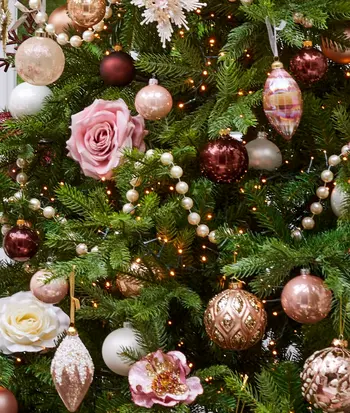 Trendy kerst 2023: versier je kerstboom met kunstbloemen!